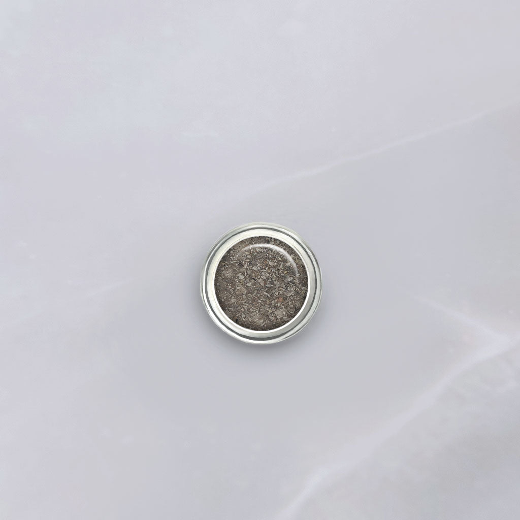 Charm de plata con cenizas en forma de círculo sobre cilindro de plata