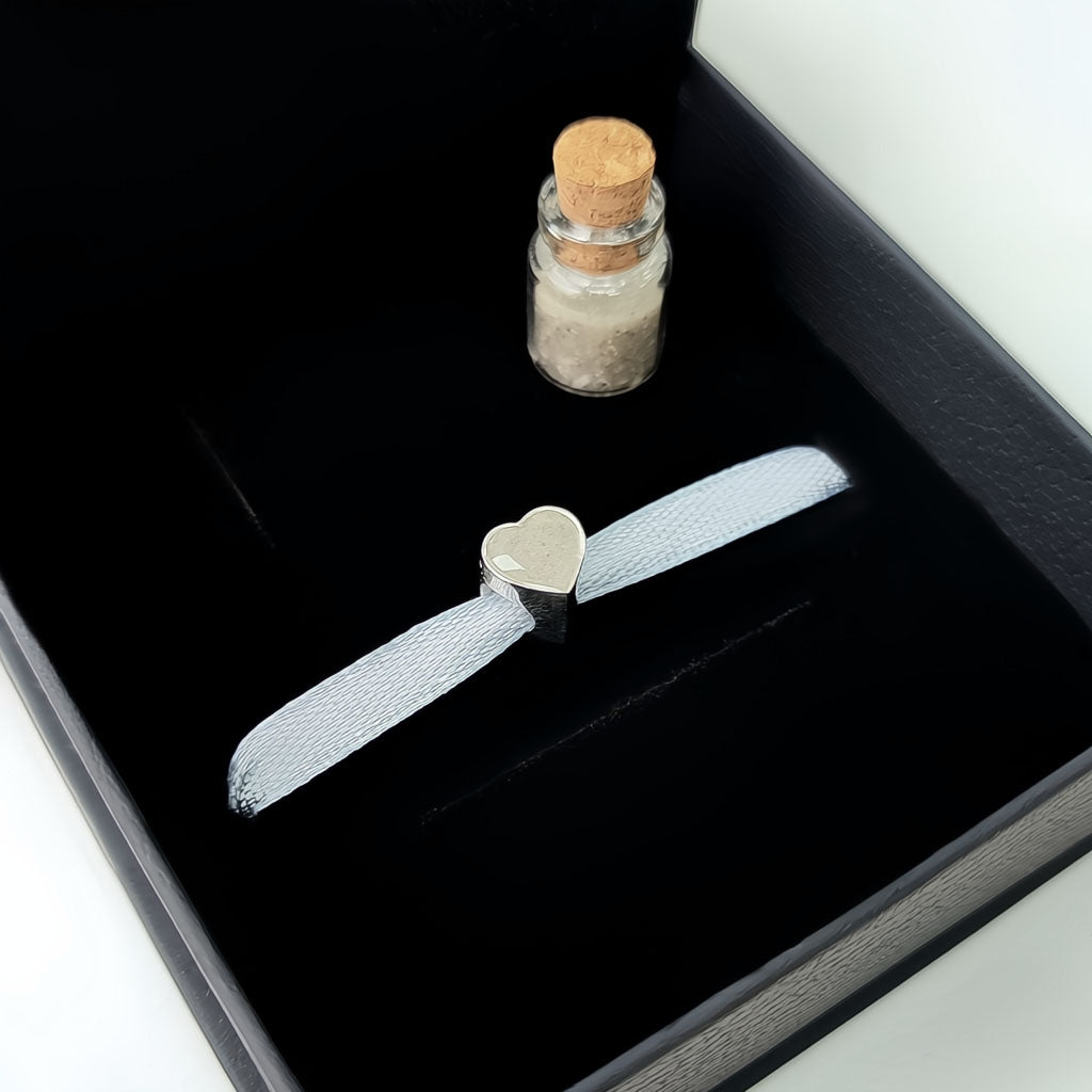 Charm de plata con cenizas en forma de corazón