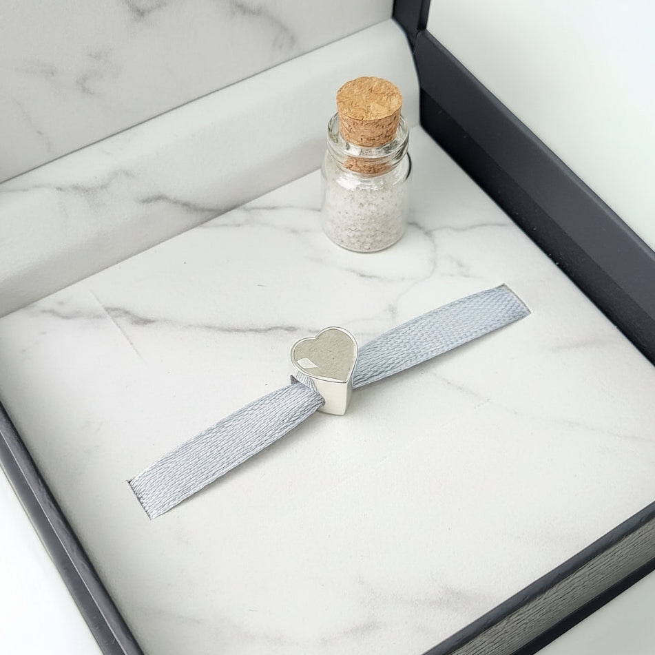 Charm de plata con cenizas en forma de corazón