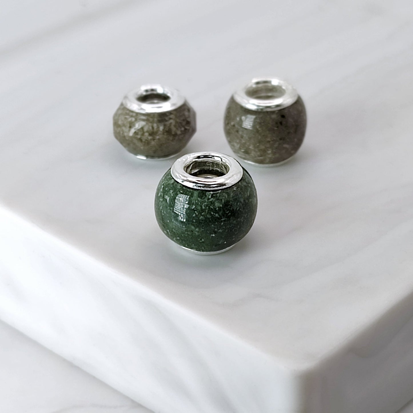 Charm con cenizas y ojales de plata color verde