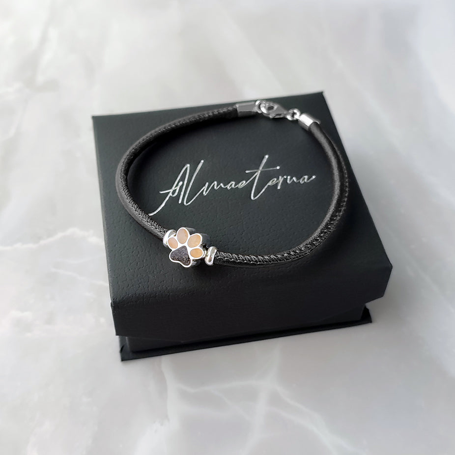 Charm de plata en pulsera de cuero con huella rellena de pelo de perro