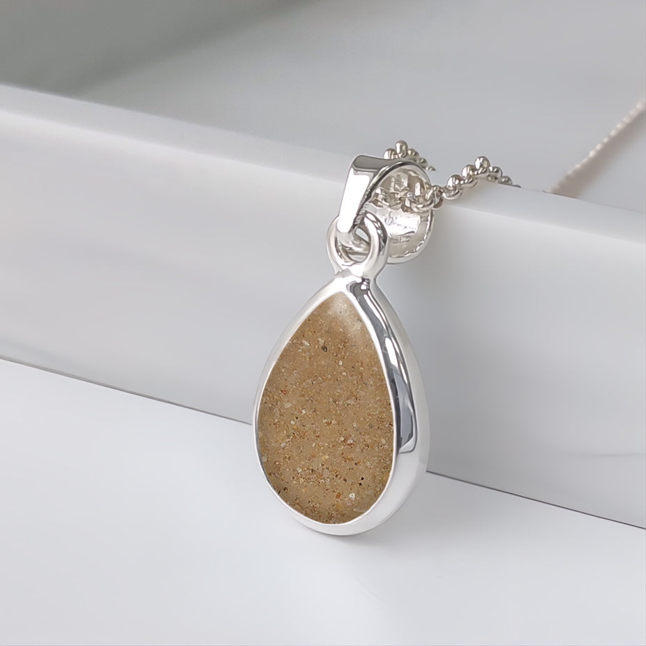 Colgante de plata · Lágrima o gota con arena o tierra