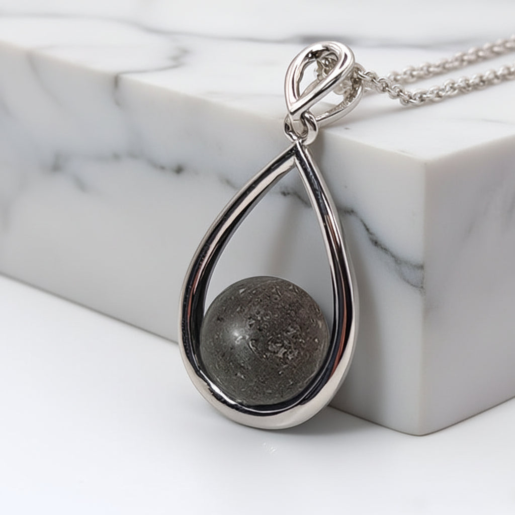 Colgante de plata · Gota o lágrima y perla de ceniza