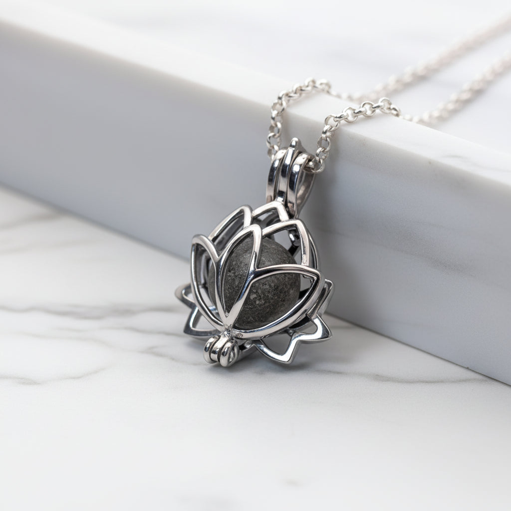 Colgante de plata · Jaula flor de loto y perla de ceniza