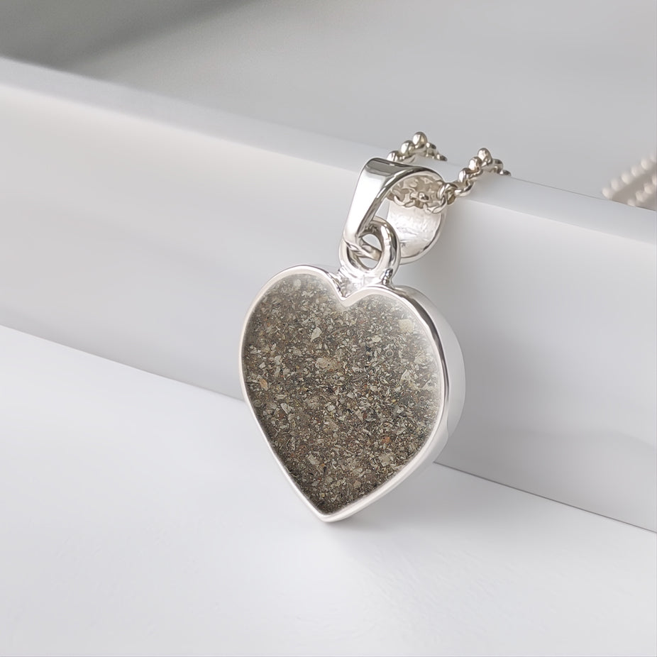 Colgante de plata · Corazón de ceniza
