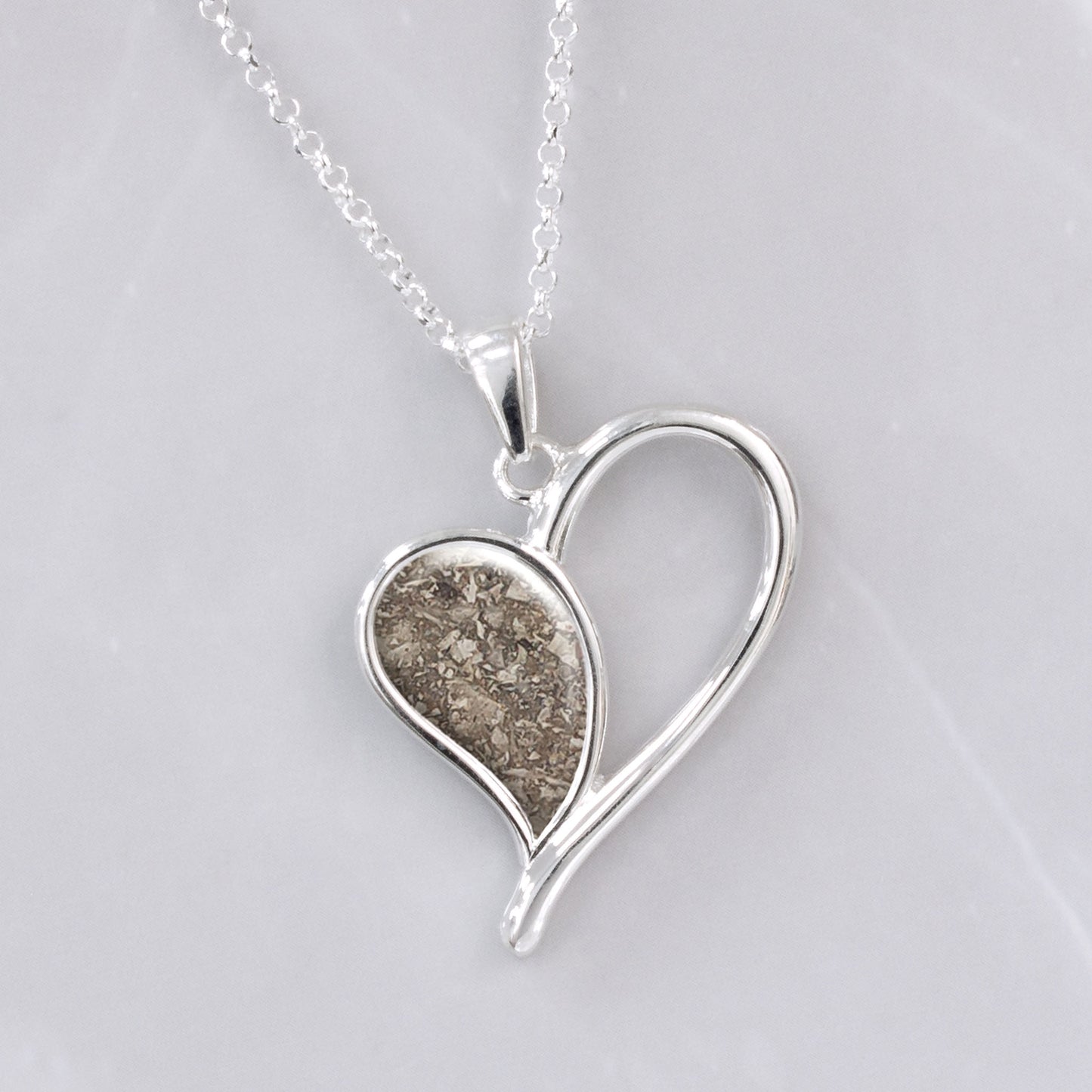 Colgante con Cenizas de Mascota en Corazón Latiente de Plata