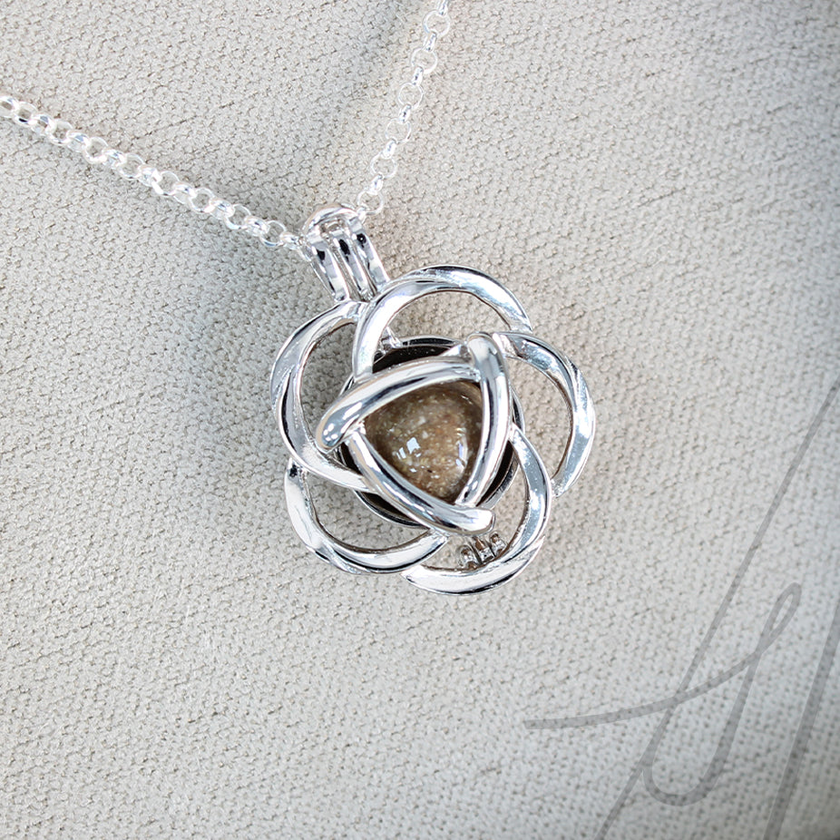 Colgante con Cenizas dentro de Jaula de Plata con forma de flor