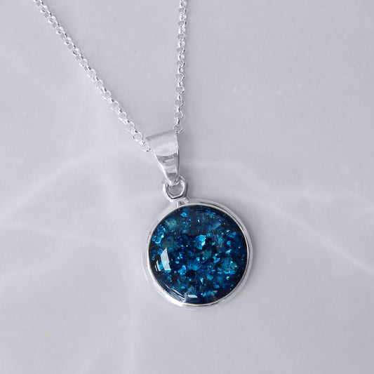 Colgante con Cenizas en Círculo de Plata y Fondo Brillante Azul