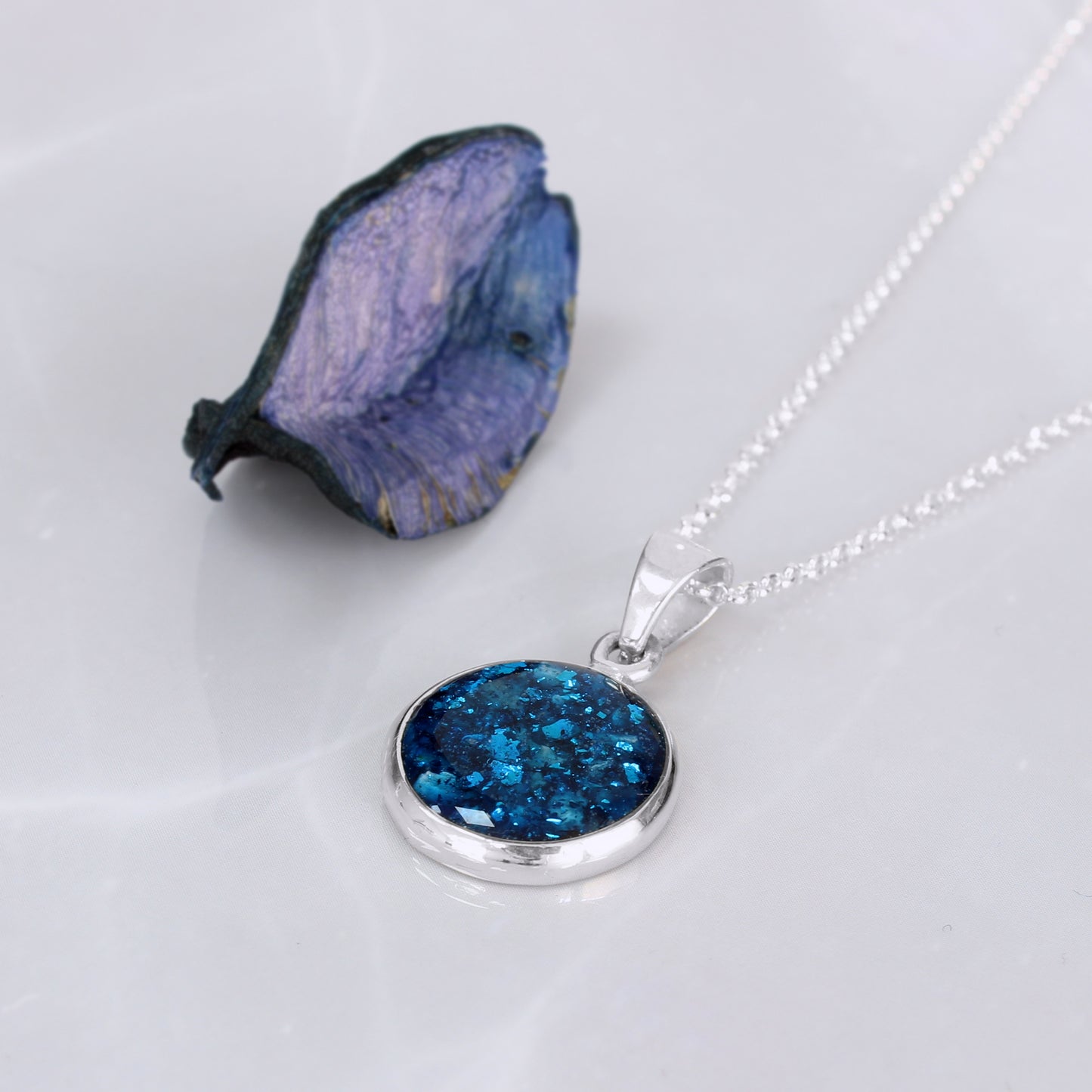 Colgante con Cenizas en Círculo de Plata y Fondo Brillante