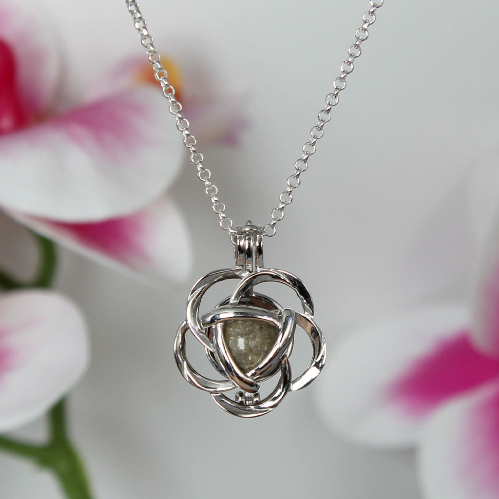Colgante de plata · Jaula flor y perla con cenizas