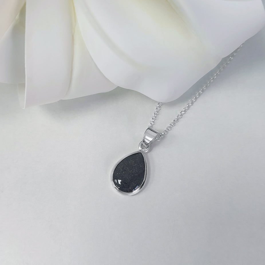 Colgante de plata en forma de lágrima sencilla con cenizas