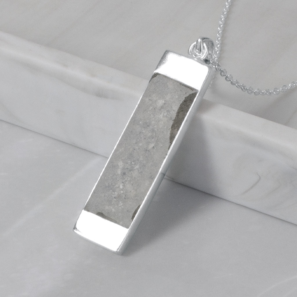 Colgante con Cenizas encapsuladas en Rectangulo de Plata y Cadena de Plata