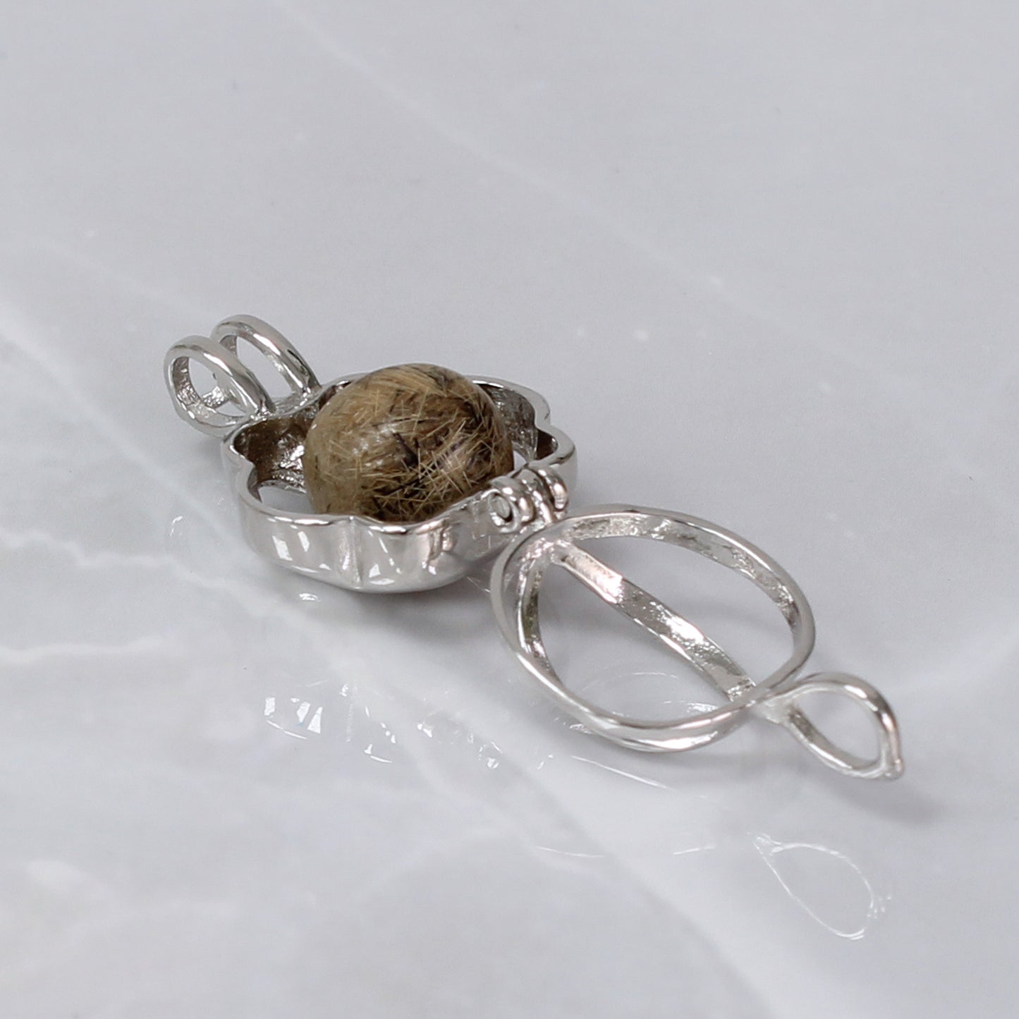 Colgante con Pelo de Mascota en Esfera dentro de Jaula Huella de Plata