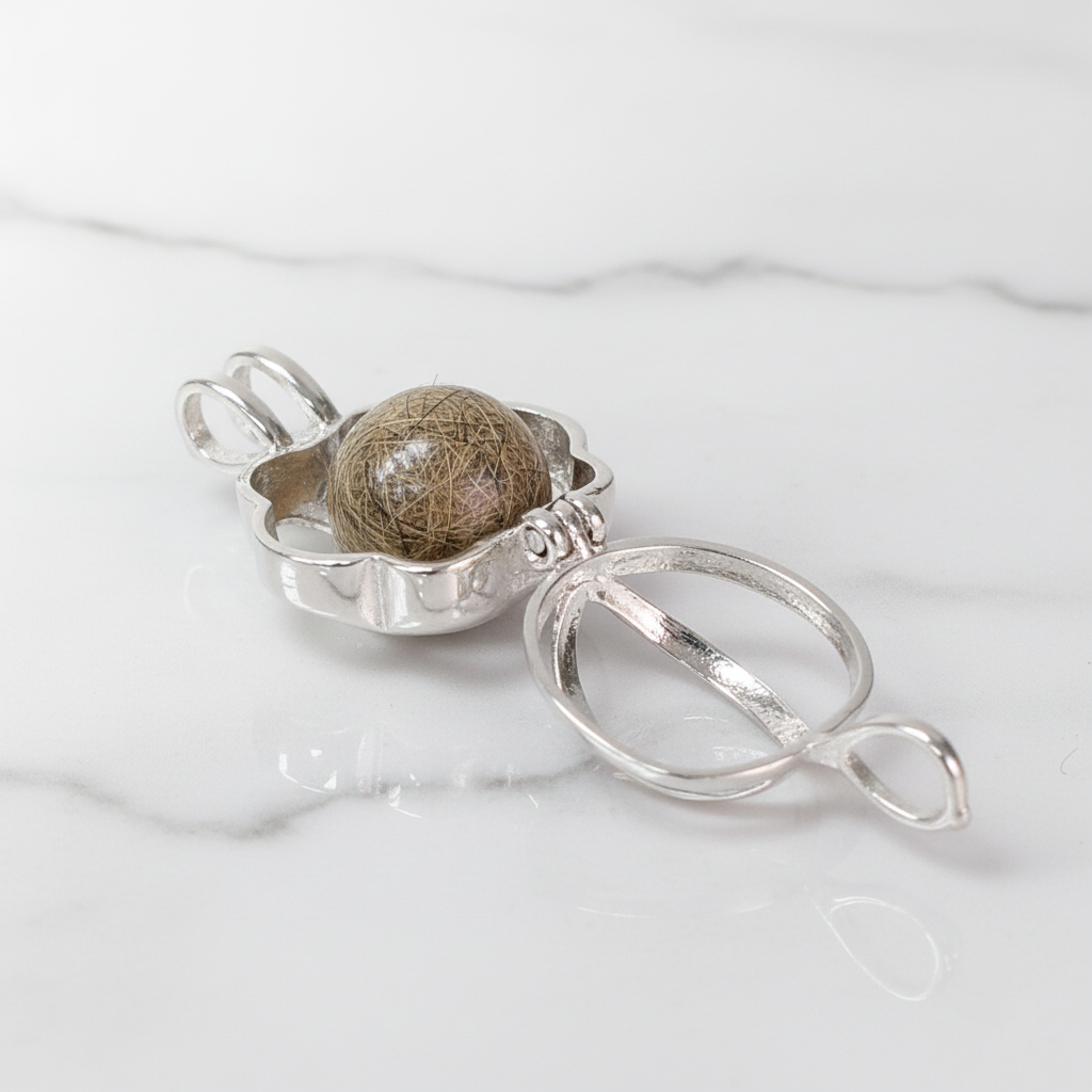 Colgante Jaula de Plata en forma de Huella con Esfera de Pelo de Mascota