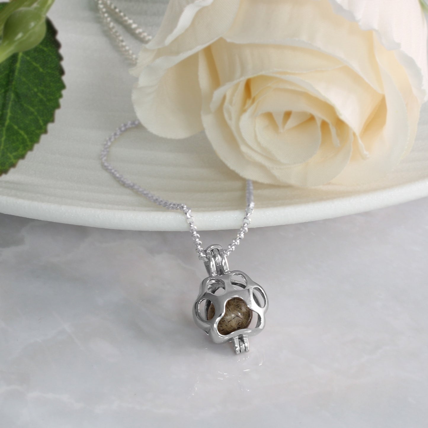Colgante con Pelo de Mascota en Esfera dentro de Jaula Huella de Plata