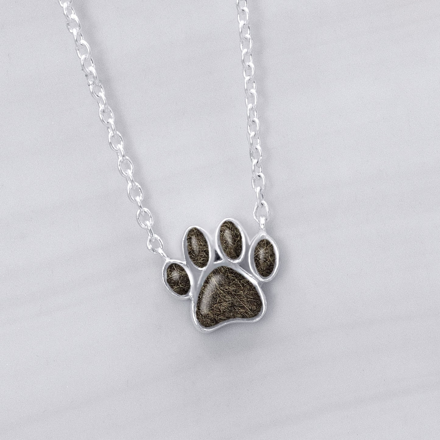 Colgante con Pelo de Mascota en Huella de Plata con Cadena de Plata Integrada