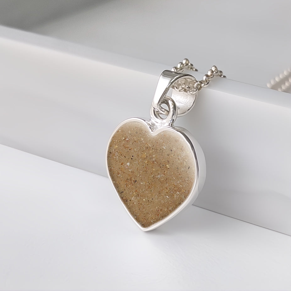 Colgante de plata · Corazón con arena o tierra