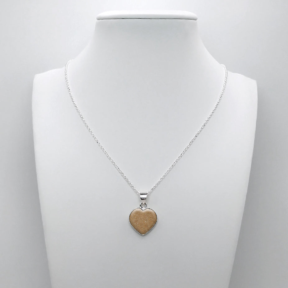 Colgante de plata con arena en bisel de corazón. Collar.