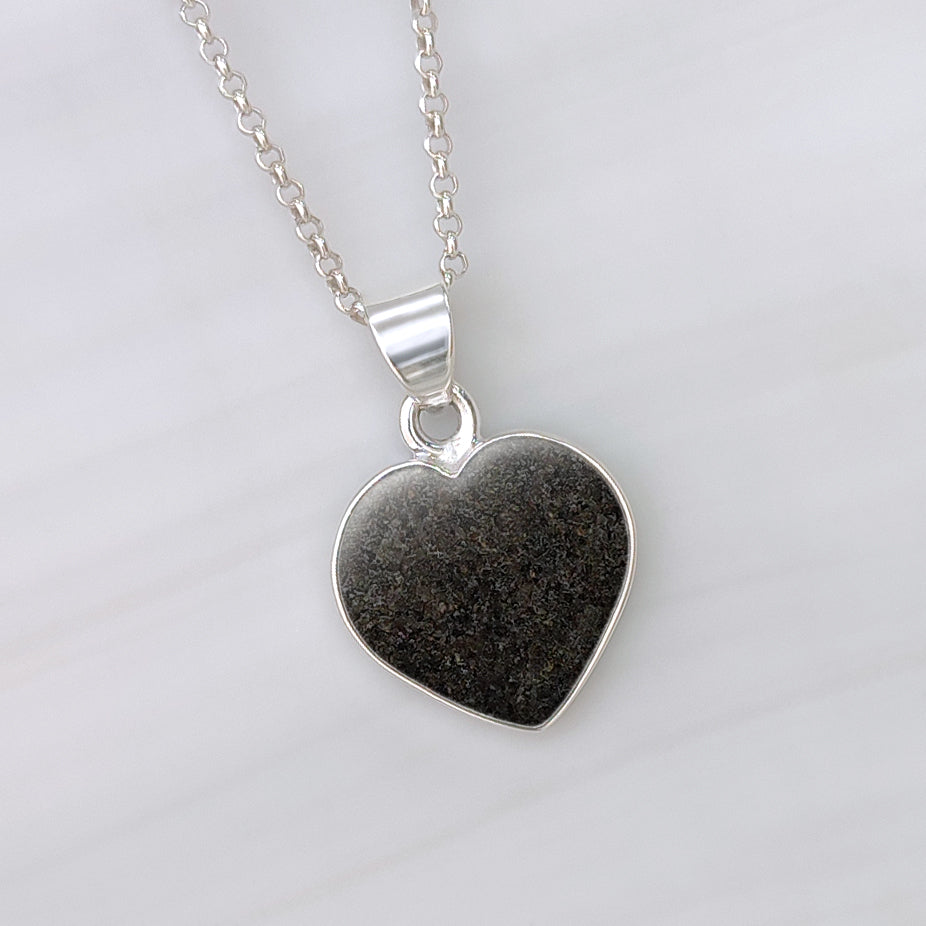 Colgante de plata · Corazón con arena o tierra