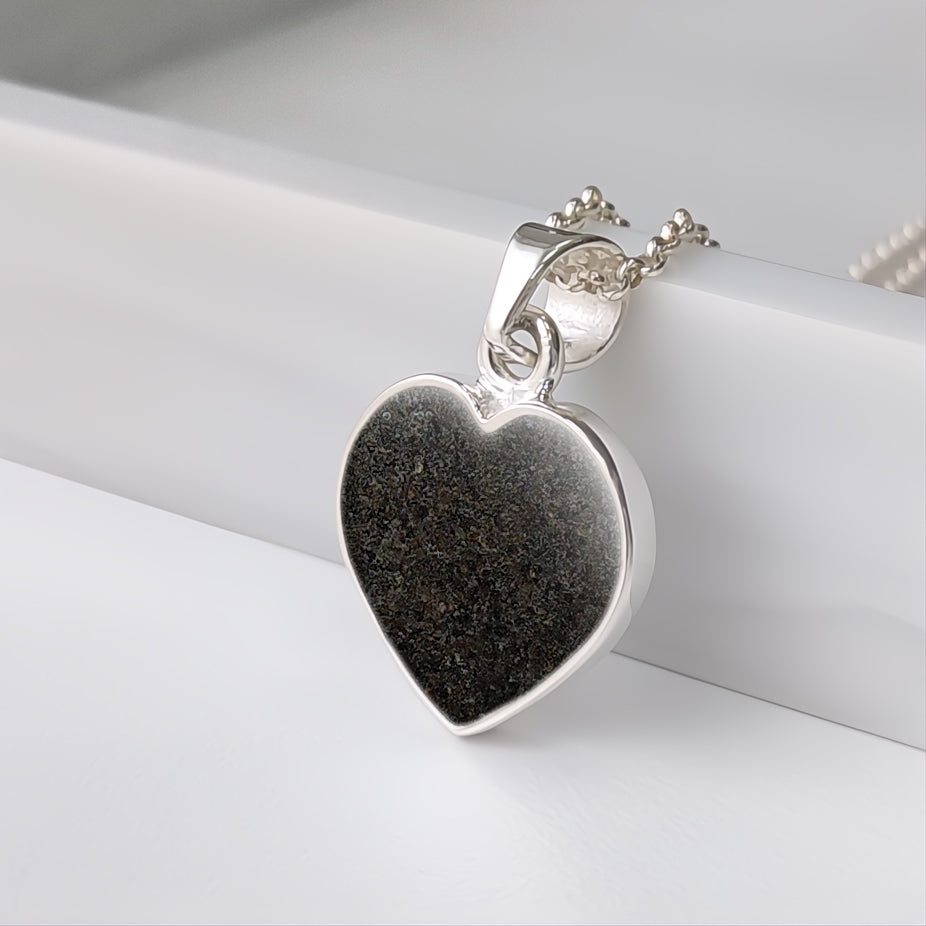 Colgante de plata · Corazón con arena o tierra