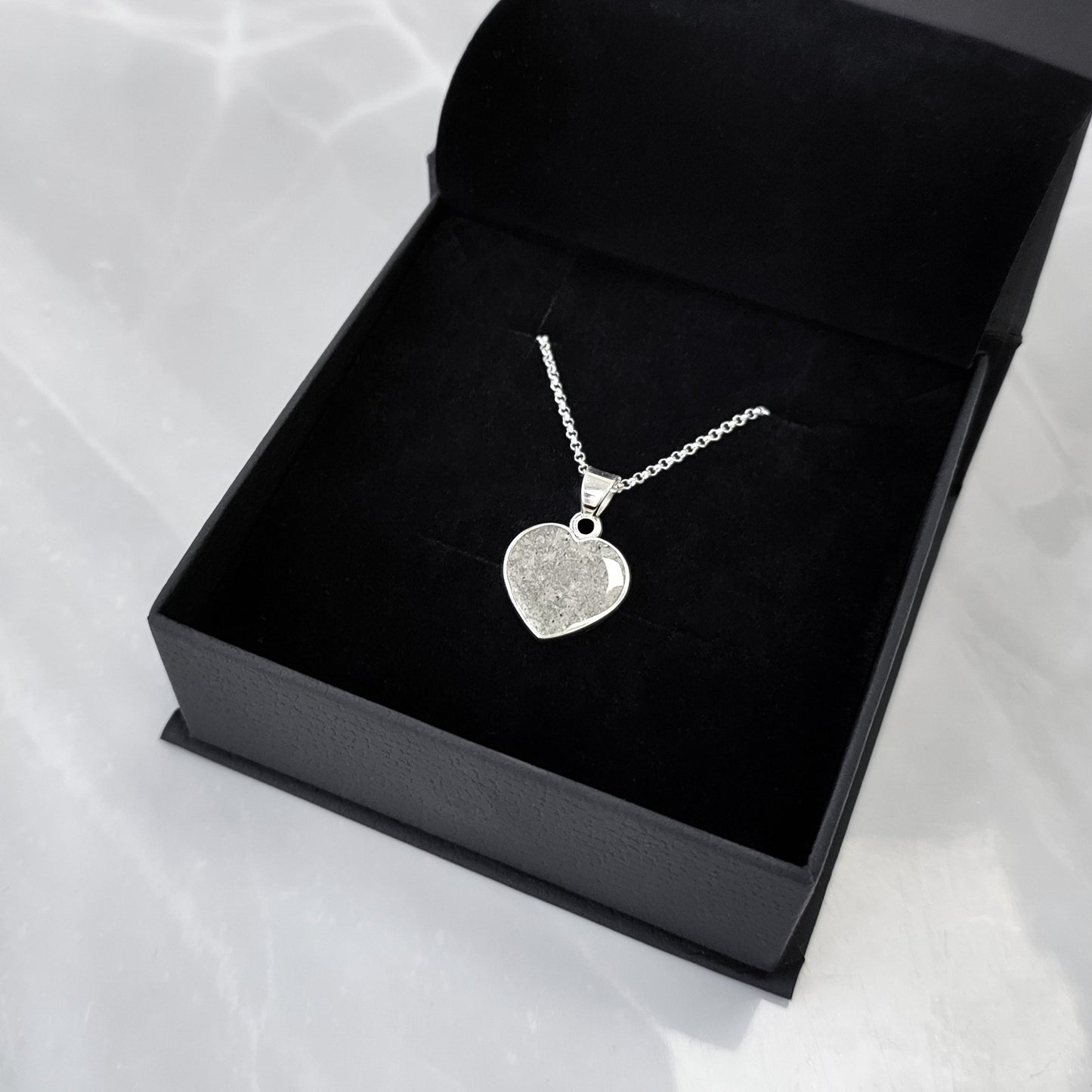 Colgante de plata con cenizas de difunto en corazón sencillo