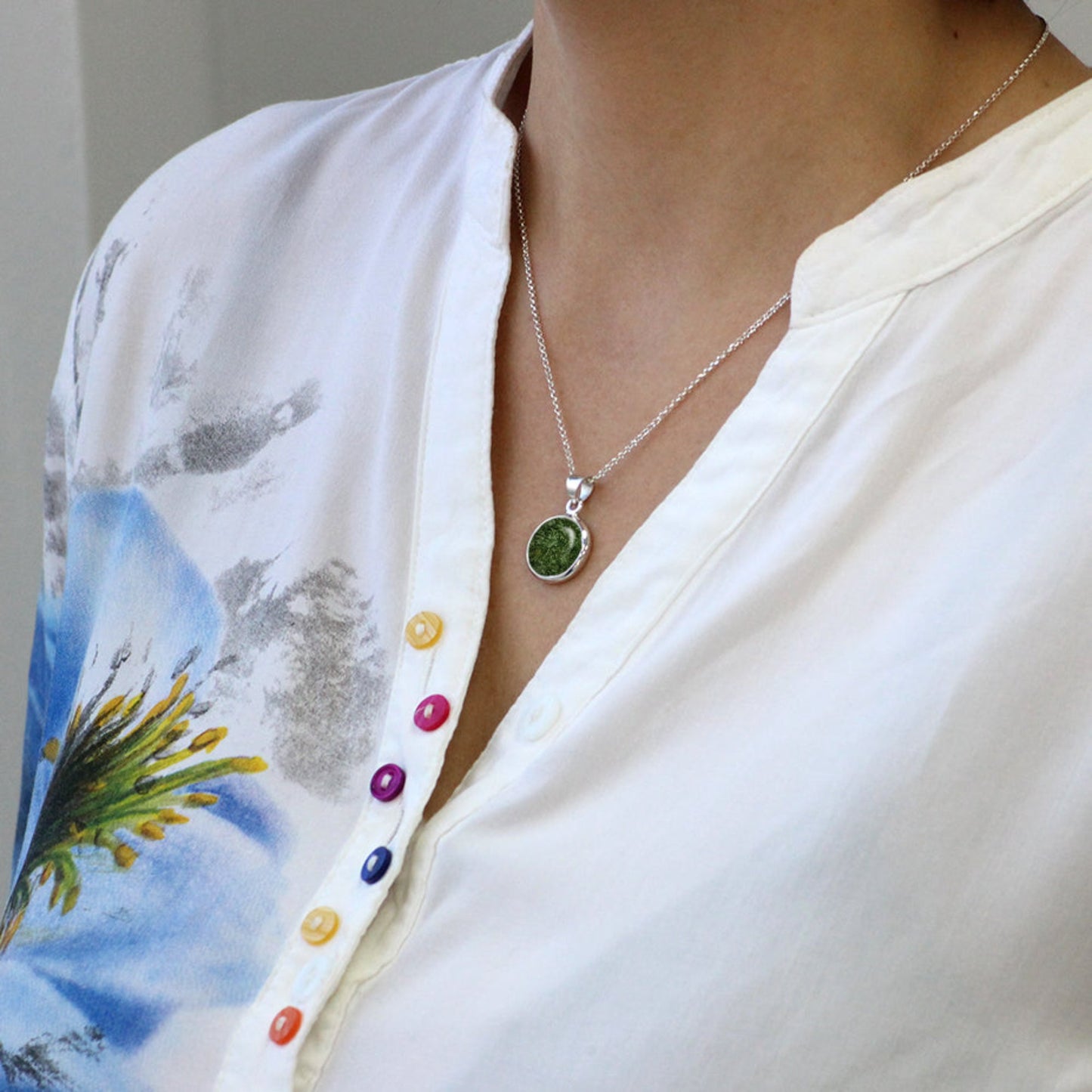 Colgante de plata con cenizas amarillas de mascota, perro o gato.