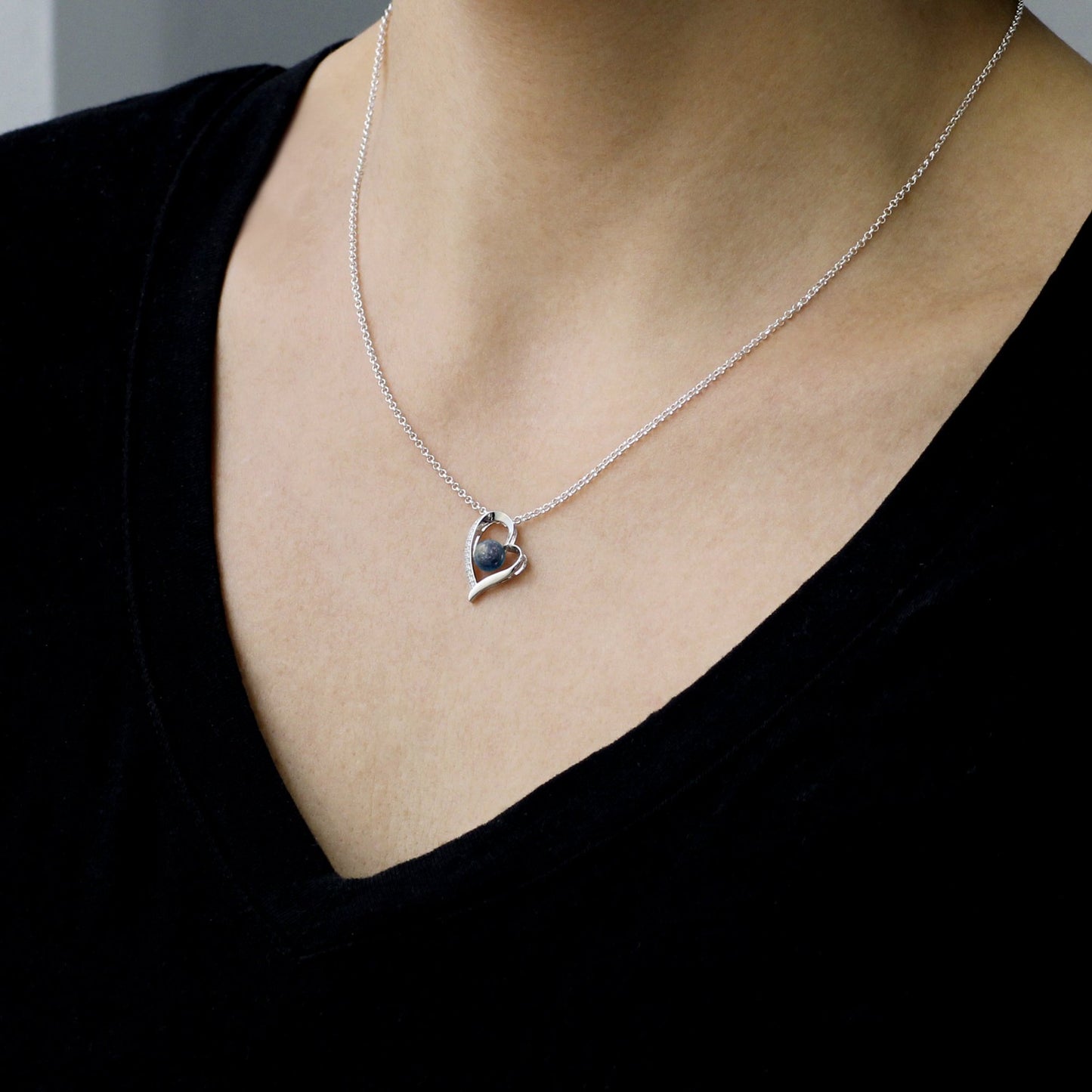 Colgante con cenizas de mascota en corazon con cenizas.