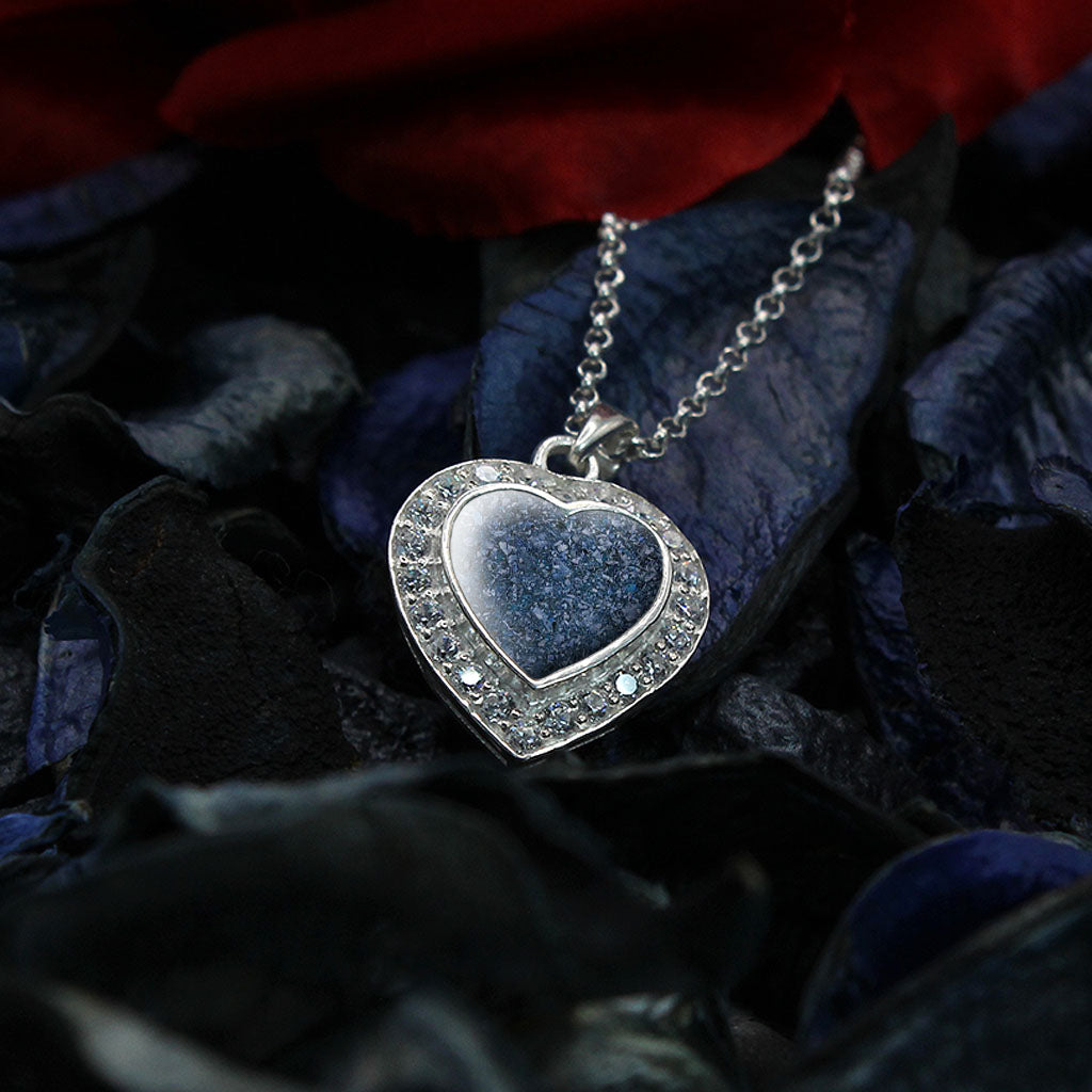 Colgante con forma de corazón y circonitas alrededor, que conservan en una elaborada gema las cenizas de tu mascota. Elaborado en auténtica plata de ley 925.