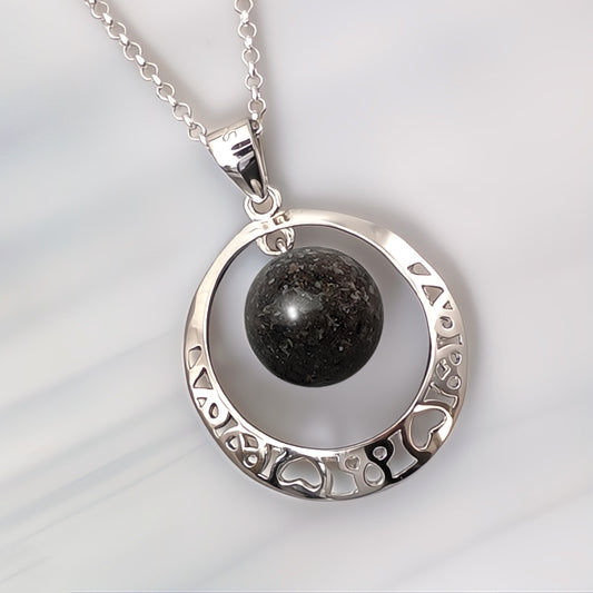 Colgante de plata · Aro con corazones y esfera con cenizas de mascota