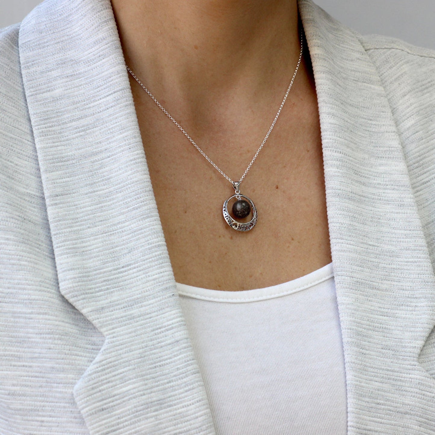 Colgante con cenizas de perro o gato en aro con corazones de plata