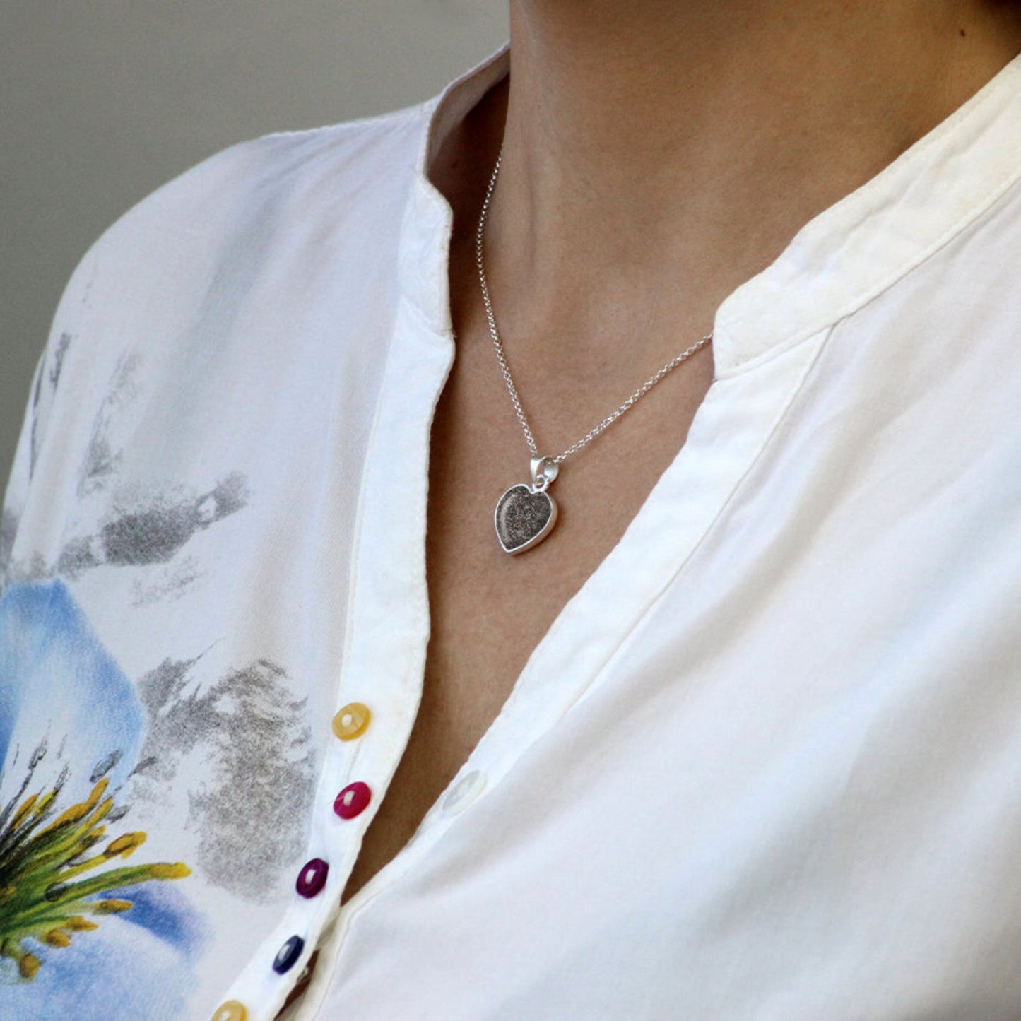 Colgante de plata con cenizas dentro de corazón con cadena incluida.