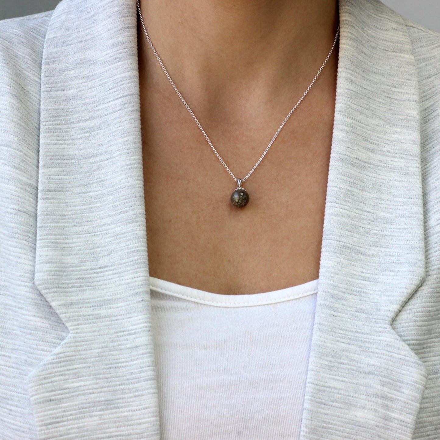 Colgante de plata con bolita bajo flor