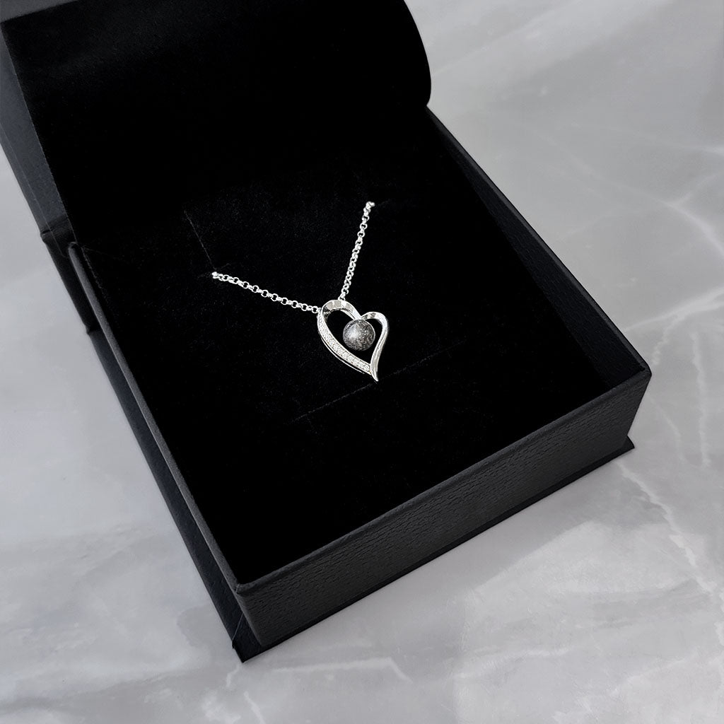 Colgante de plata con cenizas en gema central dentro de corazón con circonitas