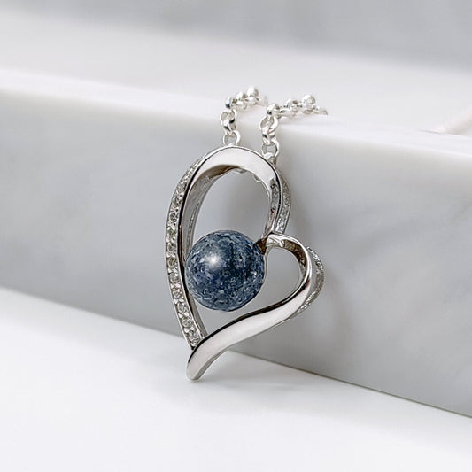 Colgante con cenizas de mascota en corazon con cenizas. Celeste