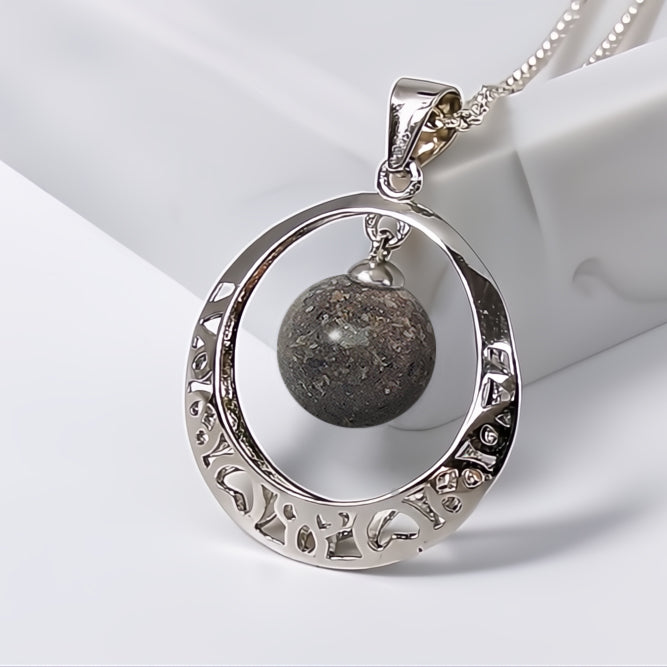 Colgante de plata · Aro y corazones y esfera de ceniza