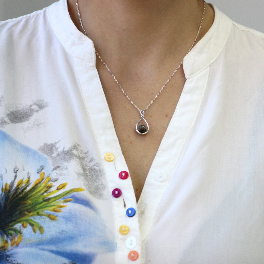 Colgante con cenizas en esfera sobre lágrima de plata