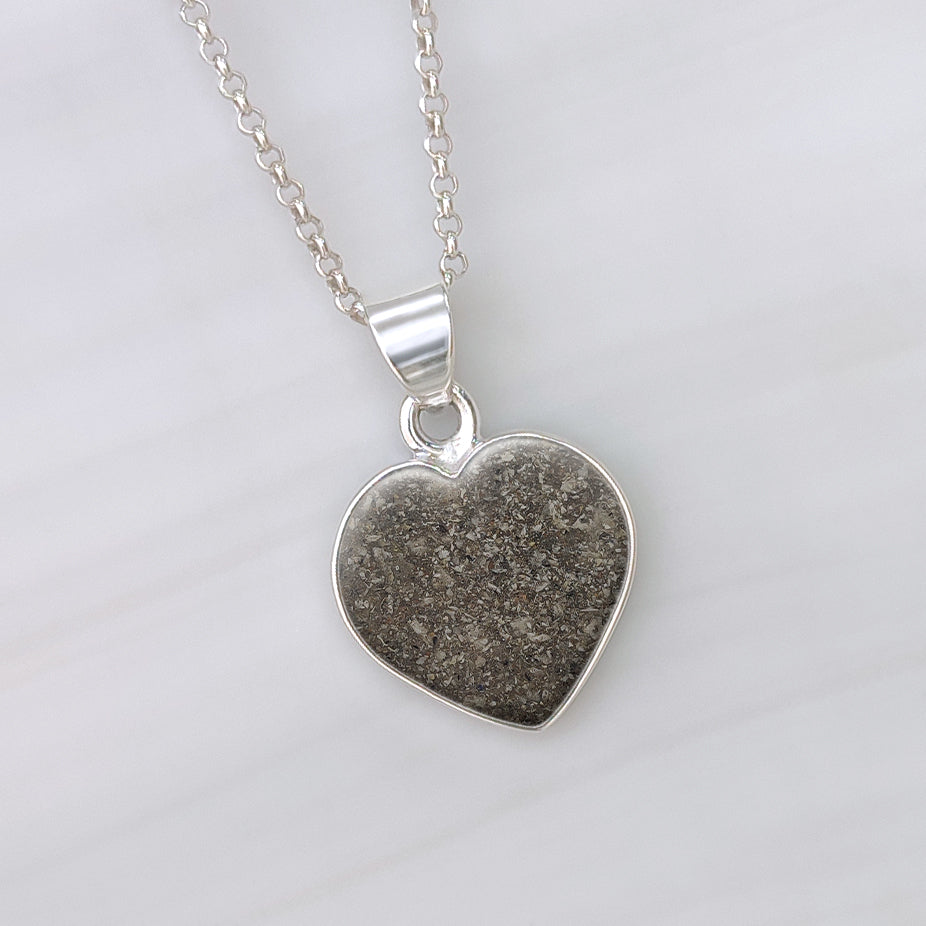 Colgante de plata · Corazón de ceniza