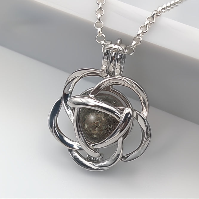 Colgante de plata · Jaula flor y perla de Cenizas