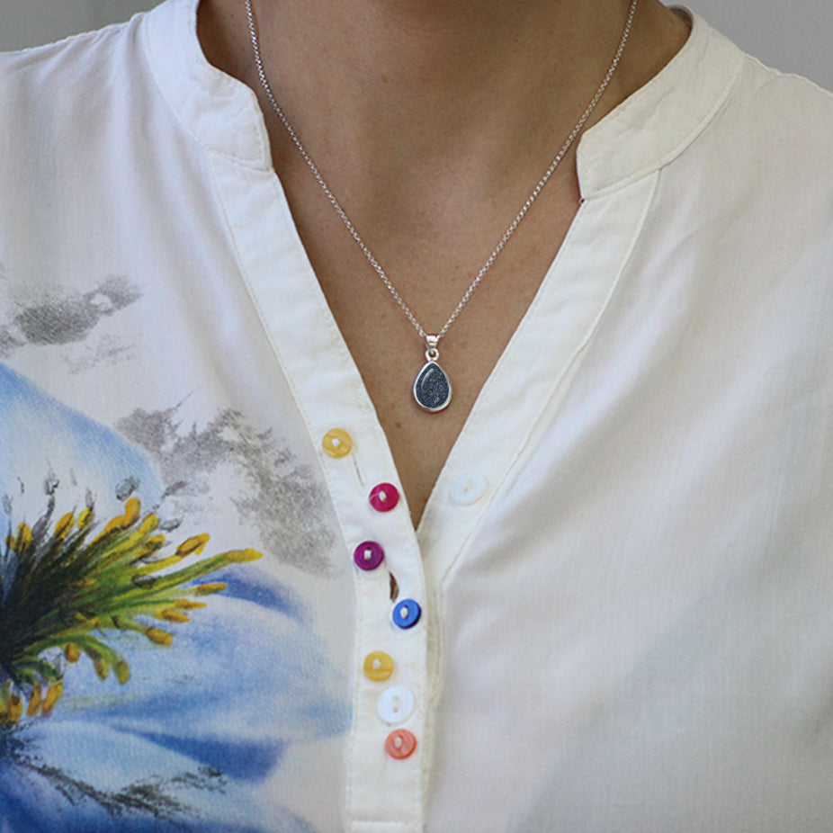 Colgante de plata con cenizas en lágrima o perla azul.