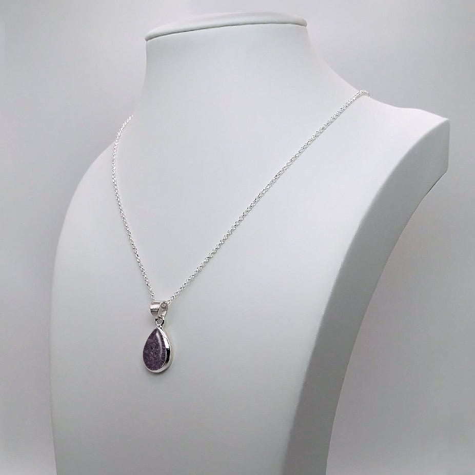 Colgante de plata con cenizas en perla o lágrima. Cadena rolo.