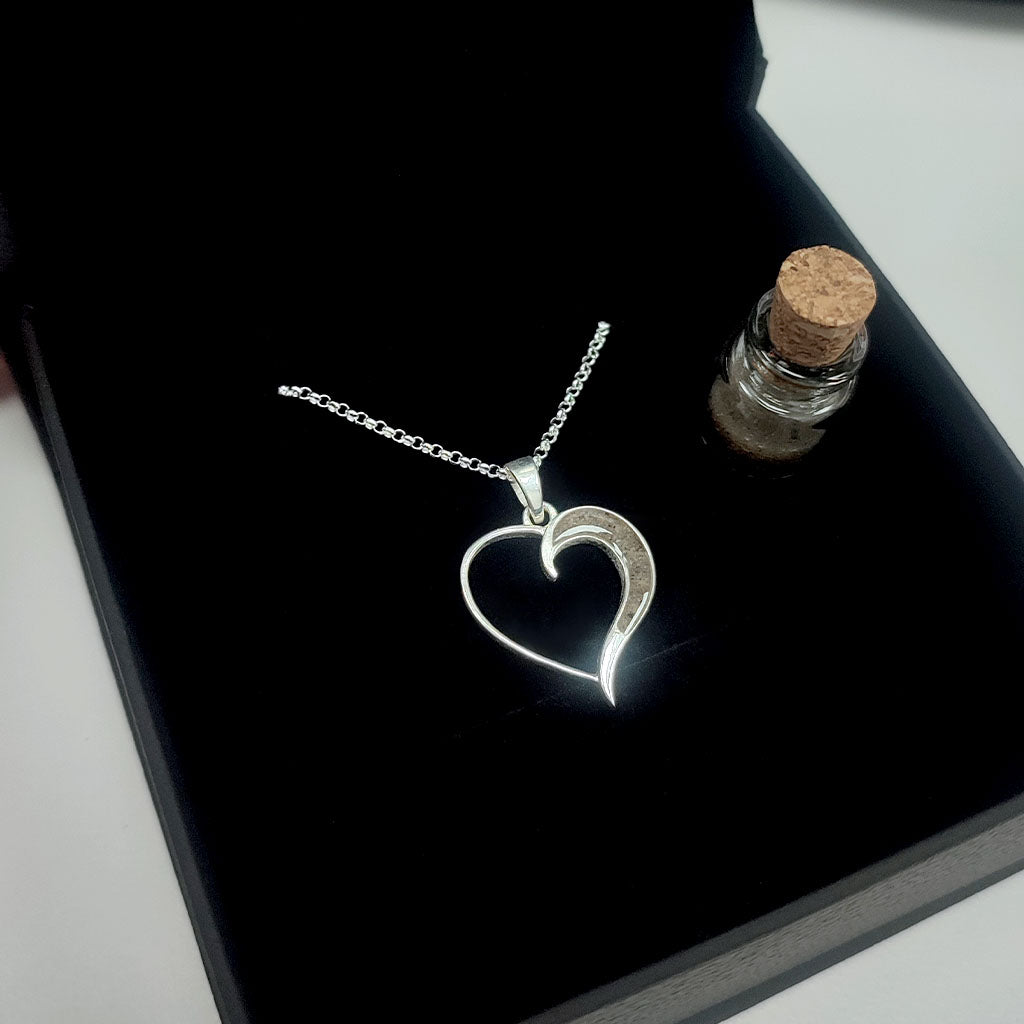 Colgante con brillo. Cenizas en corazón de plata con luna interior.