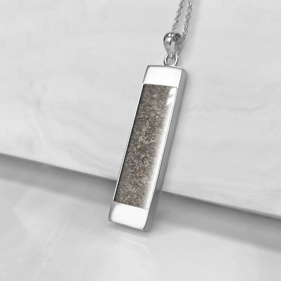 Colgante rectangular con cenizas en su interior. Elaborado en plata de ley 925.