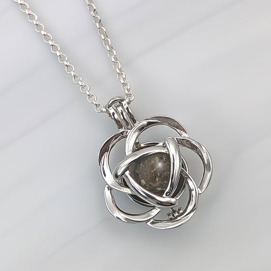 Colgante de plata · Jaula flor y perla de Cenizas