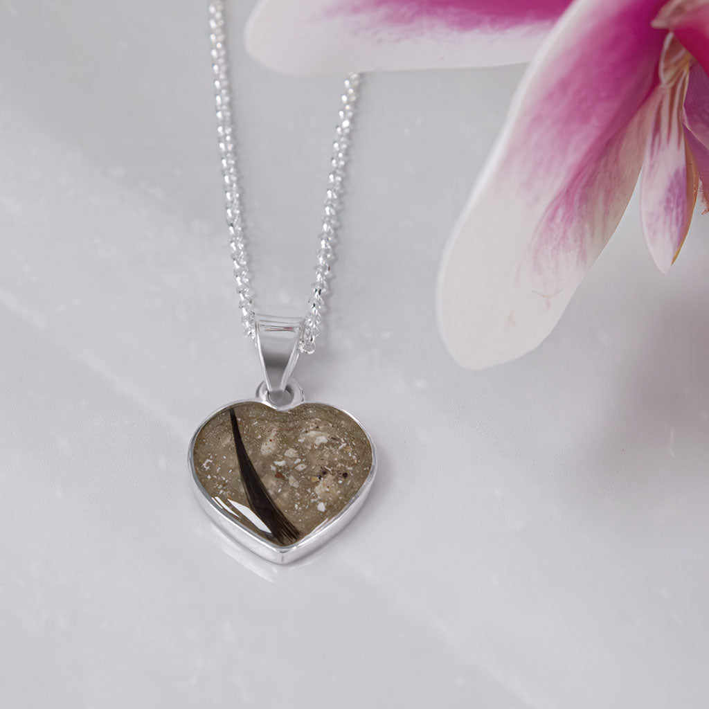 Colgante de plata con cenizas dentro de corazón con cadena incluida.