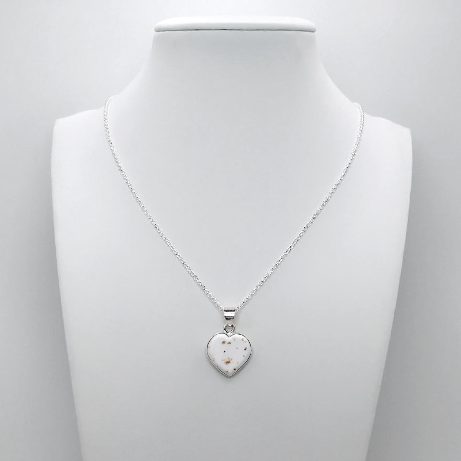 Colgante de plata con cordon umbilical en bisel de corazón. Collar.