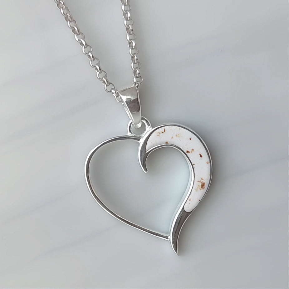 Colgante con cordón umbilical · Corazón y luna de plata con cordón umbilical