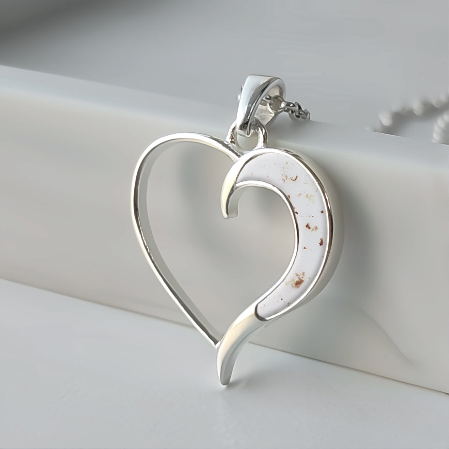 Colgante con cordón umbilical · Corazón y luna de plata con cordón umbilical