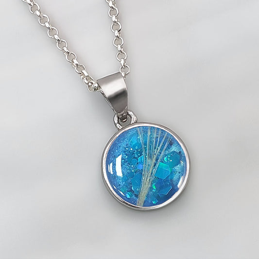 Colgante de plata con pelo de tu perro o gato en un fondo brillante y coloreado. Forma de círculo.