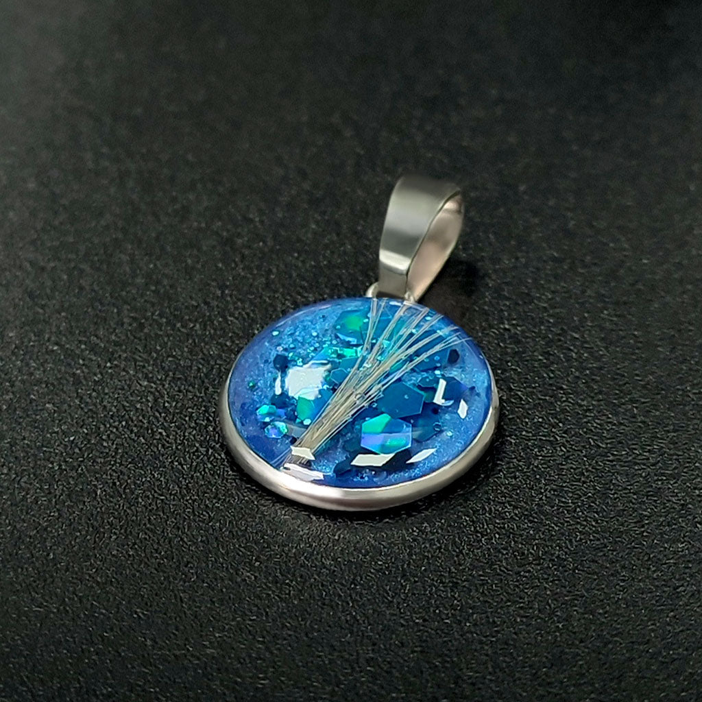 Colgante de plata con pelo de tu perro o gato en un fondo brillante y coloreado. Forma de círculo.