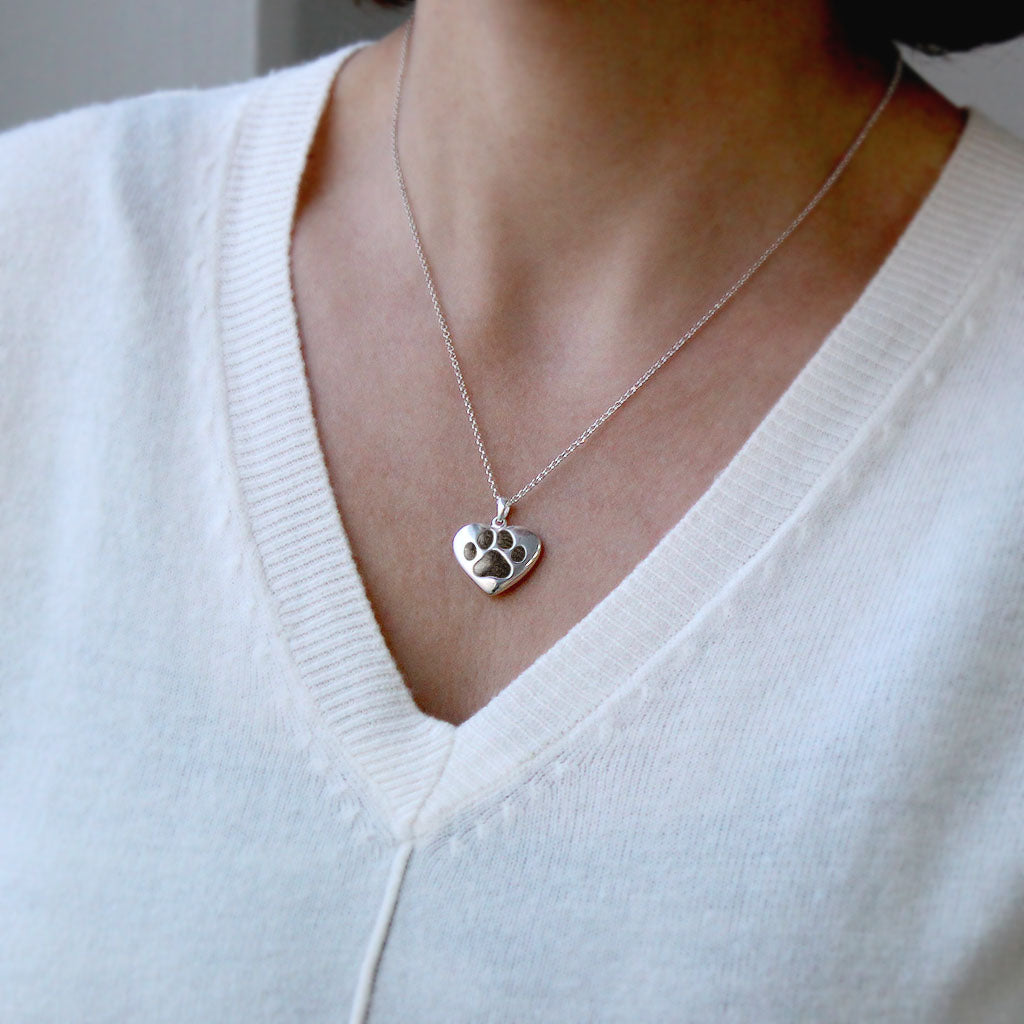 Colgante de plata sólida con pelo de mascota dentro de corazón con huella de perro o gato